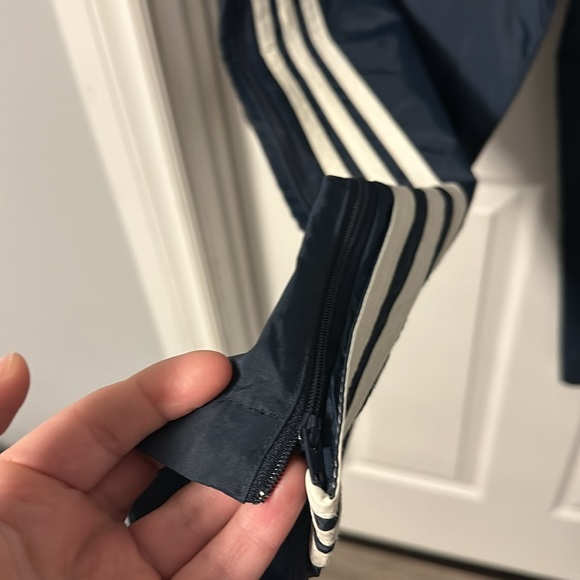 Vintage adidas women’s wind breaker with zipper slits size small 100% Nylon - Picture 4 of 15